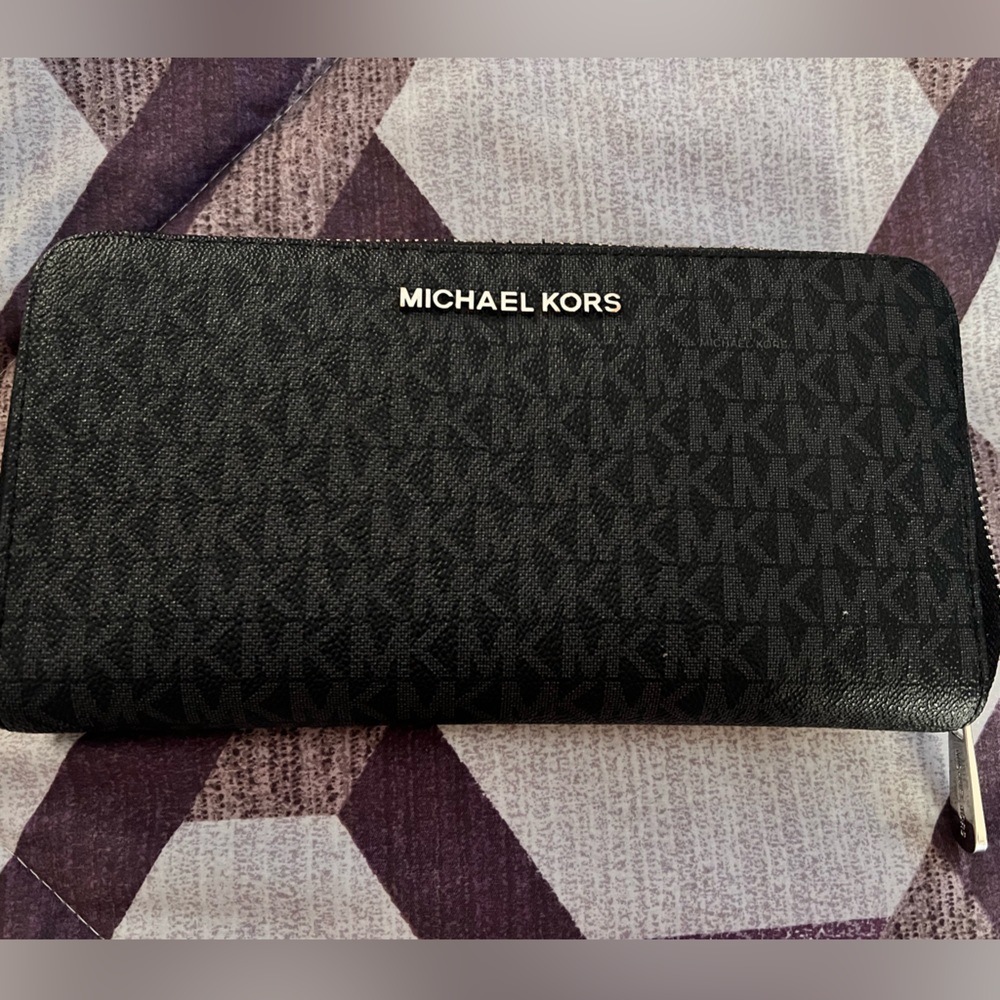 Used twice Micheal kors wallet